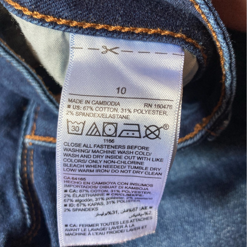 Denim Capri Pants ๐๐๐๐ - Picture 3 of 5